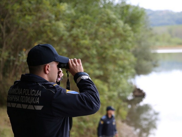 Državljani Afganistana i Irana lišeni slobode zbog krijumčarenja migranata