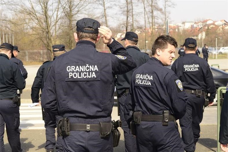 Državljani BiH bježeći od policije odvalili rampu na granici sa Hrvatskom