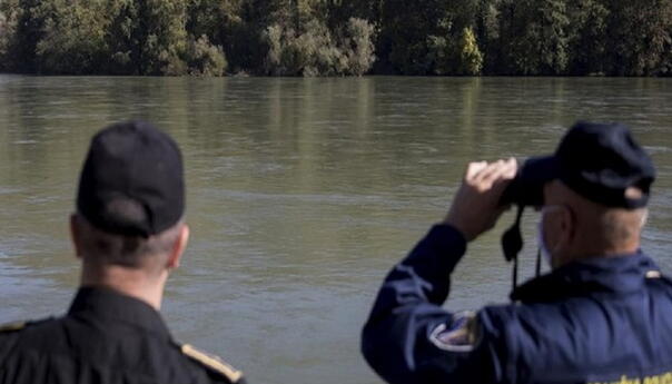 Državljanin BiH pomagao migrantima koji su gumenim čamcem prešli granicu