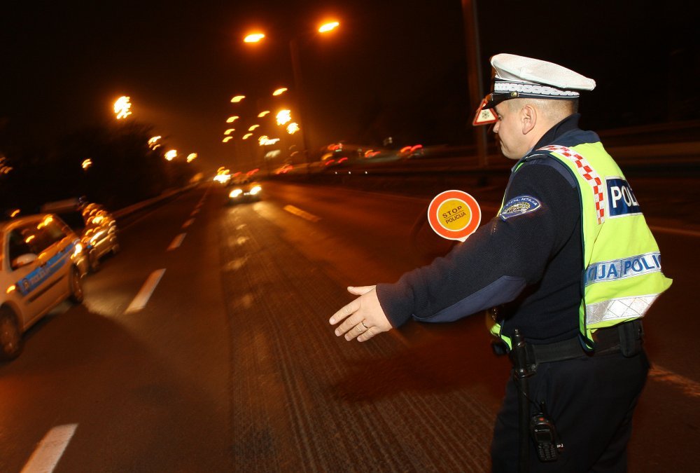 Državljanin Srbije u automobilu krijumčario devetoro migranata