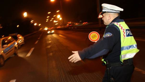 Državljanin Srbije u automobilu krijumčario devetoro migranata