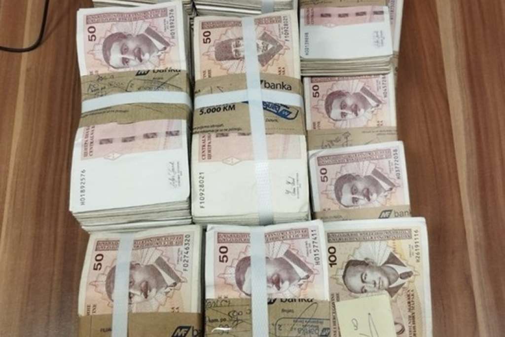 Državljanin Srbije u Hrvatsku pokušao unijeti 333.000 KM