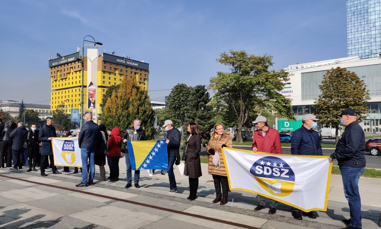 Državni službenici: Preko naših leđa jačaju entitete