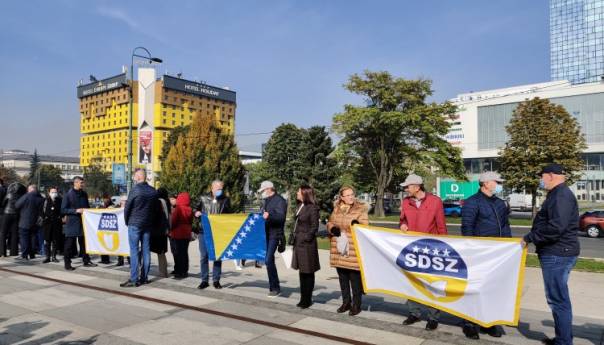 Državni službenici: Preko naših leđa jačaju entitete