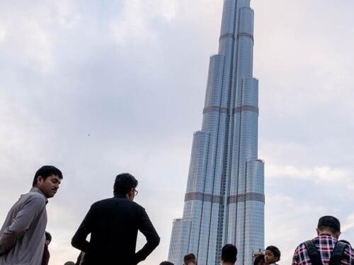 Dubai presreo napad drona, krhotine pogodile zgradu na cesti Sheikh Zayed