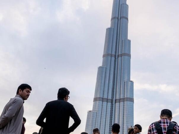 Dubai presreo napad drona, krhotine pogodile zgradu na cesti Sheikh Zayed