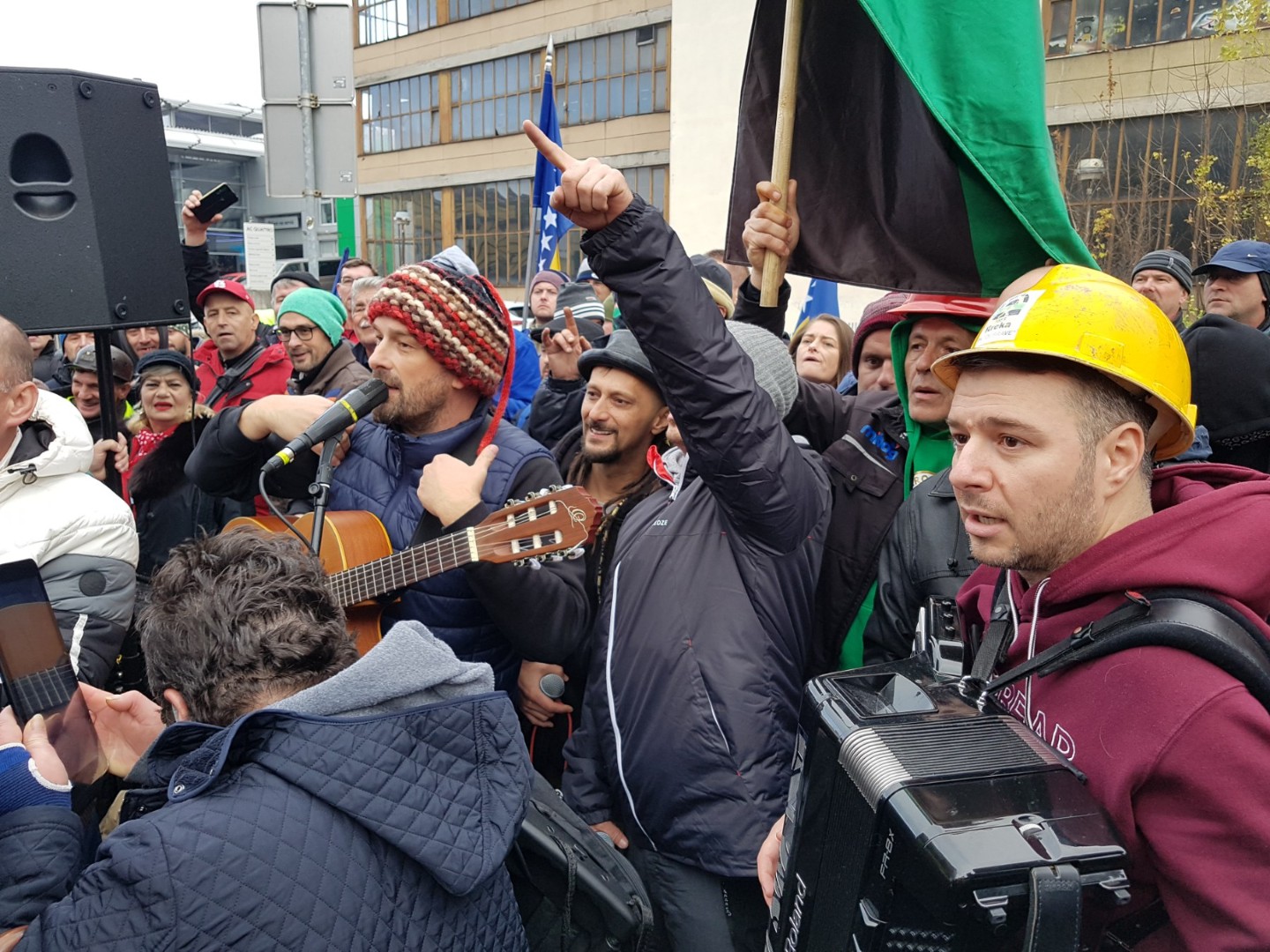 VIDEO&FOTO: Dubioza kolektiv ispred zgrade Vlade sa rudarima