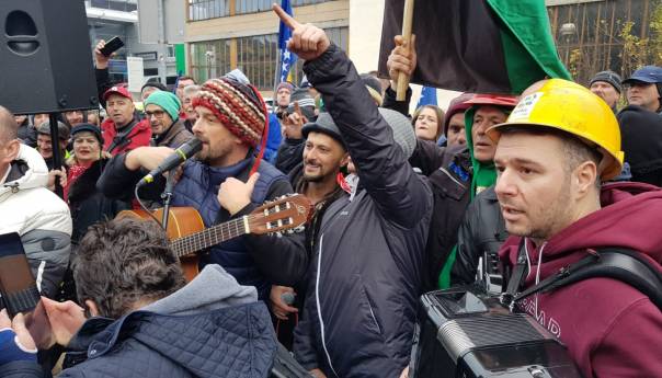 VIDEO&FOTO: Dubioza kolektiv ispred zgrade Vlade sa rudarima