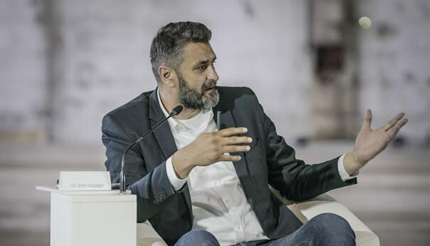 Duboke su laži sagrađene na masovnim grobnicama