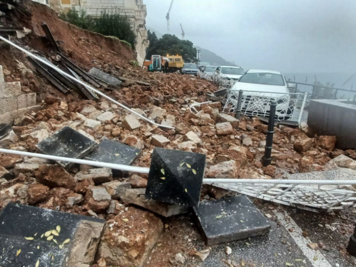 Dubrovnik: Odronio se zid porodične kuće, stijene zatrpale automobile na cesti