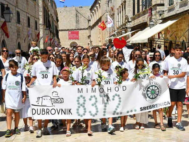 Dubrovnik za Srebrenicu: Ljiljani položeni u more u znak sjećanja na ubijene u genocidu