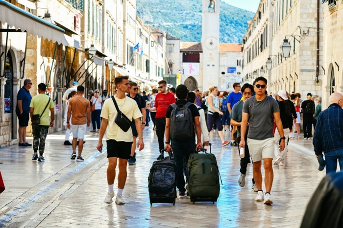 Dubrovnik: Zbog buke turisti ne smiju vući kofore, moraju ih nositi