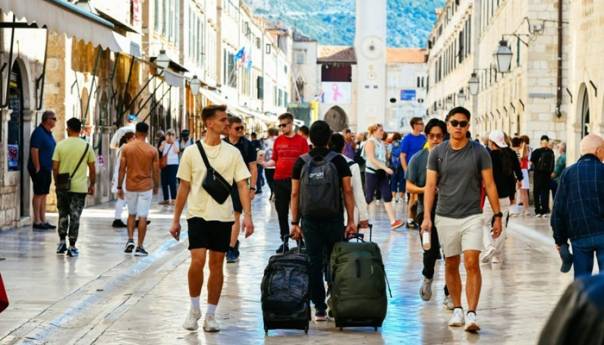 Dubrovnik: Zbog buke turisti ne smiju vući kofore, moraju ih nositi
