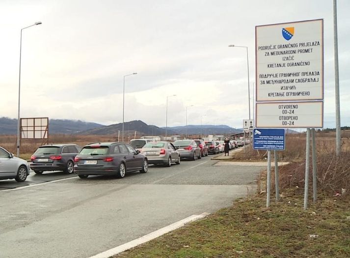 Duga kolona vozila na izlazu iz BiH
