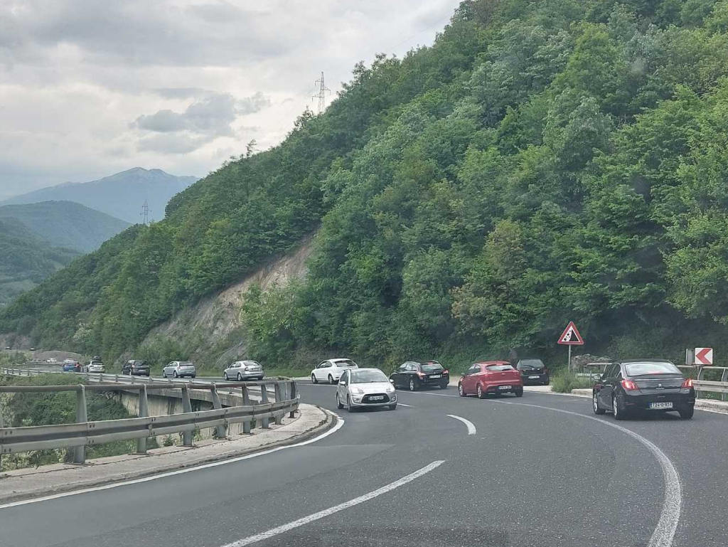 Duga kolona vozila od Tarčina ka Bradini i do Konjica