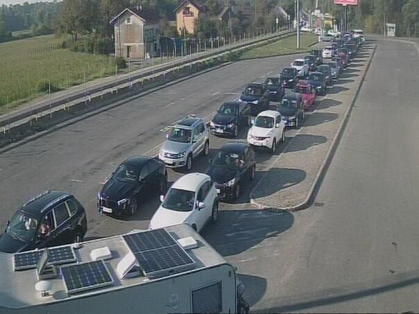 Duga zadržavanja na graničnim prelazima: Izačić, Velika Kladuša...