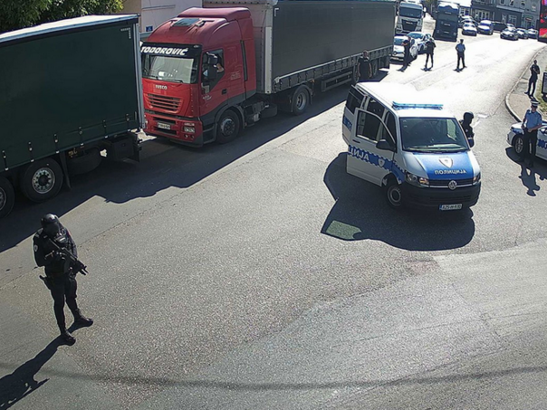 Duge cijevi na graničnom prelazu Gradiška