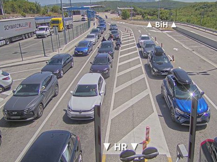 Duge kolone na granicama BiH: Gužve na Izačiću, Gradišci, Orašju, Zupcima...