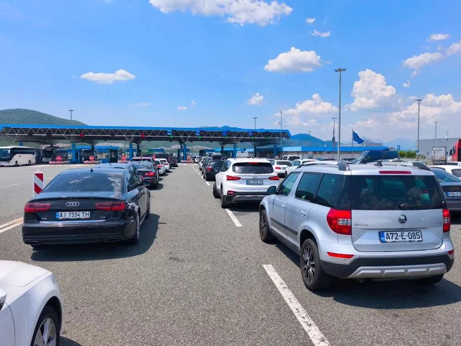 Duge kolone na granicama BiH: Pojačan saobraćaj na više prelaza