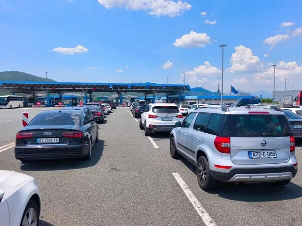 Duge kolone na granicama BiH: Pojačan saobraćaj na više prelaza