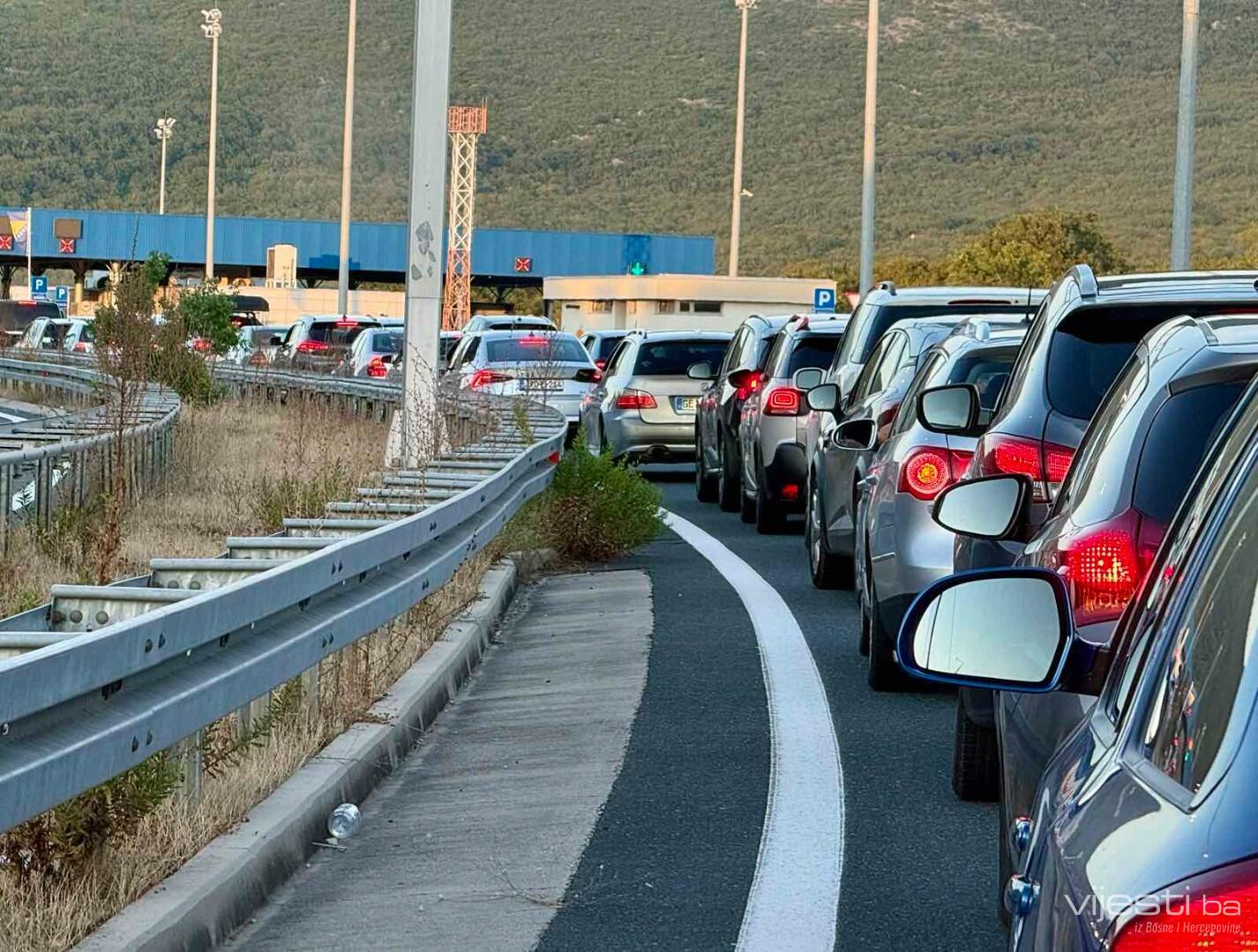 Duge kolone na izlazu iz BiH: Evo na kojim prelazima