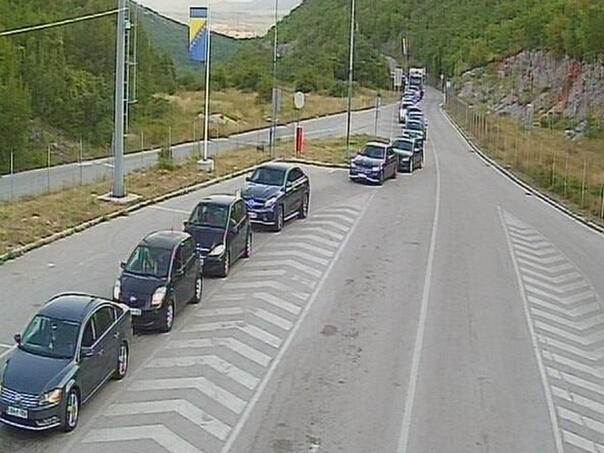 Duge kolone na izlazu iz BiH: Na četiri granična prelaza velike gužve