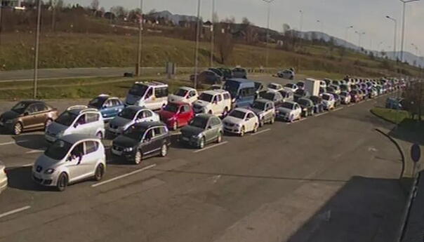 Duge kolone na izlazu iz BiH na GP Velika Kladuša, Izačić i Bosanska Gradiška