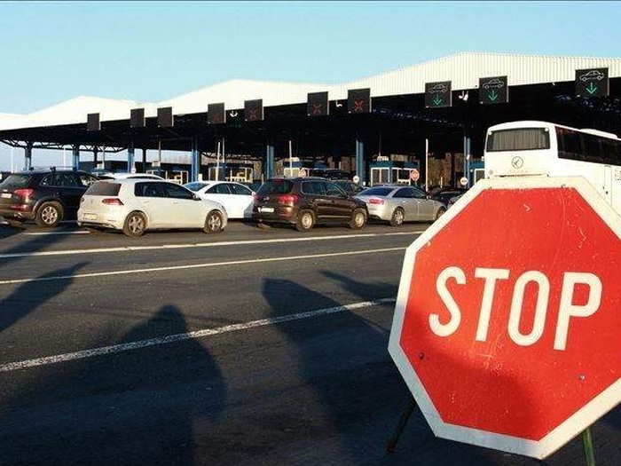 Duge kolone putničkih vozila na graničnim prelazima