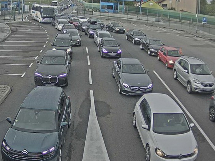 Duge kolone putničkih vozila na izlazu iz BiH