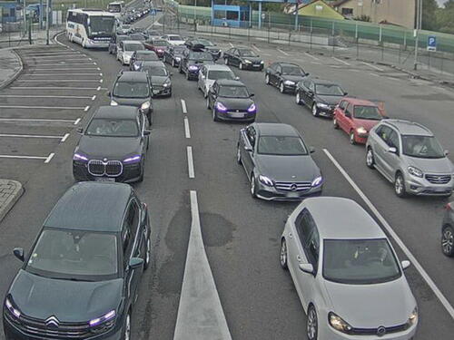 Duge kolone putničkih vozila na izlazu iz BiH