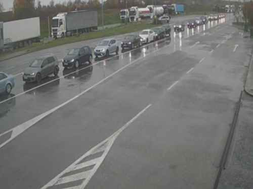 Duge kolone putničkih vozila na izlazu iz BiH na više graničnih prelaza