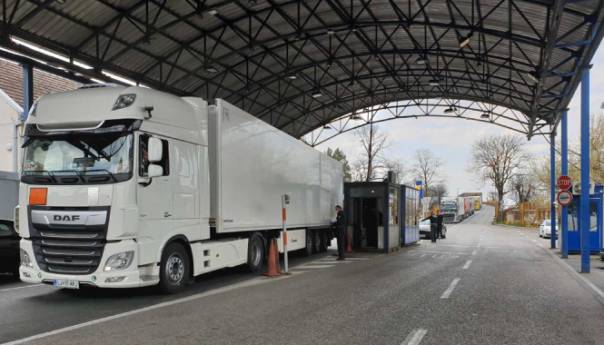 Duge kolone vozila na graničnim prelazima Bosanska Gradiška, Izačić i Velika Kladuša