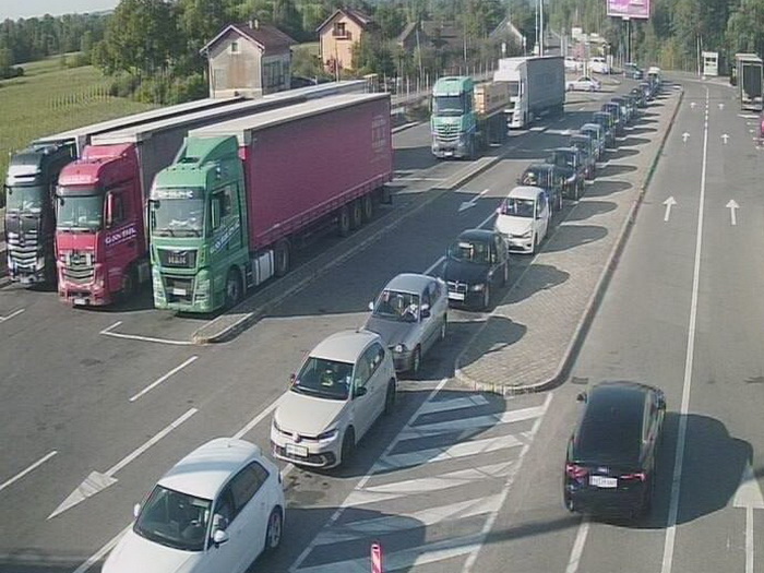 Duge kolone vozila na graničnim prelazima Izačić, Gradina, Hum i Zupci