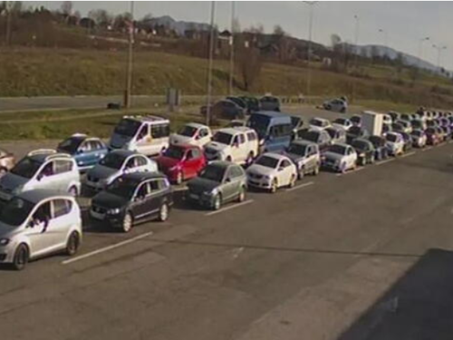 Duge kolone vozila na graničnim prelazima na izlazu iz BiH