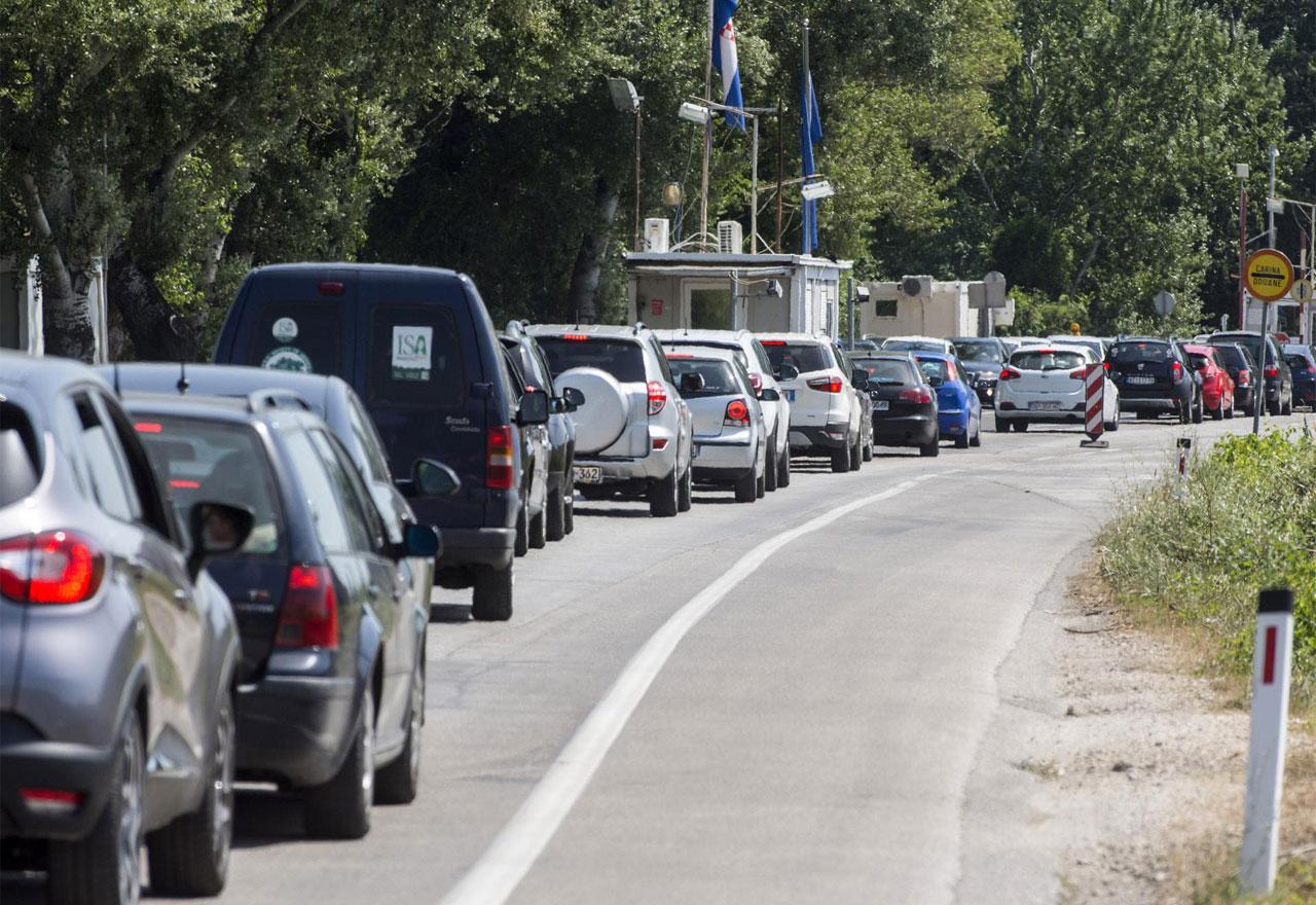 Duge kolone vozila na graničnim prijelazima na sjeveru BiH