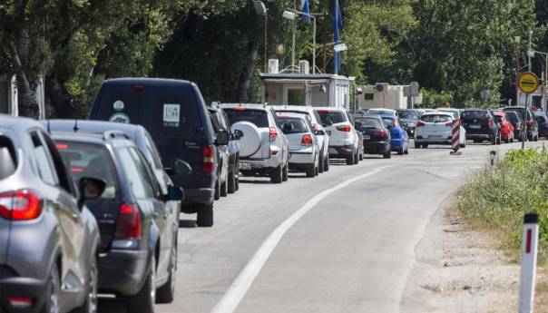 Duge kolone vozila na graničnim prijelazima na sjeveru BiH