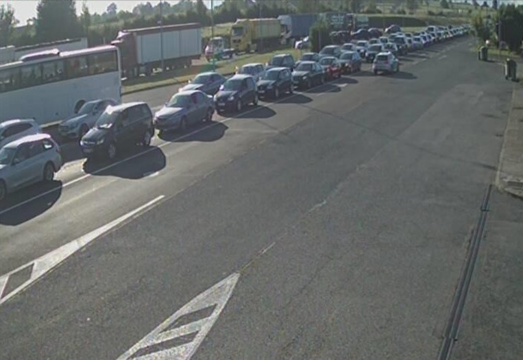 Duge kolone vozila na graničnom prijelazu Izačić