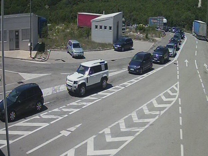 Duge kolone vozila na izlazu iz BiH na graničnim prelazima Zupci i Deleuša