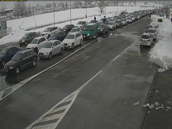 Duge kolone vozila na izlazu iz Bosne i Hercegovine