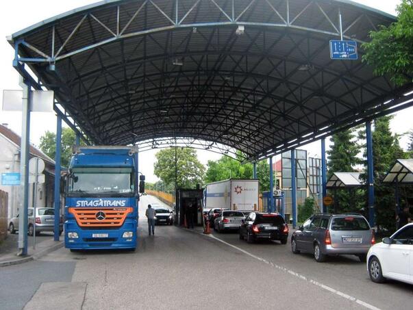 Duge kolone vozila na izlazu iz BiH na pojedinim graničnim prijelazima