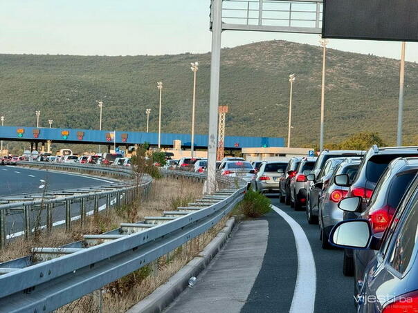 Duge kolone vozila na pojedinim graničnim prijelazima