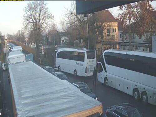 Duge kolone vozila na ulazu u BiH