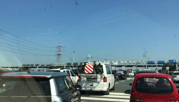 Duge kolone vozila na većini graničnih prijelaza