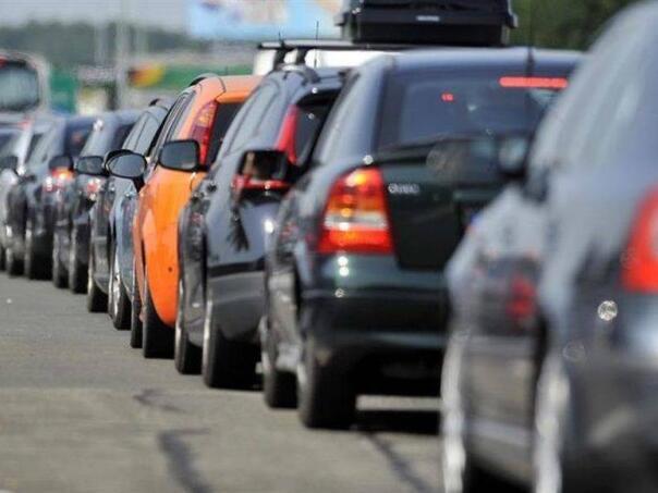 Duge kolone vozila u sjevernom dijelu na izlazu iz BiH
