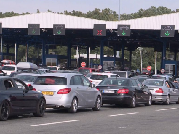 Duge su kolone vozila na izlazu iz BiH