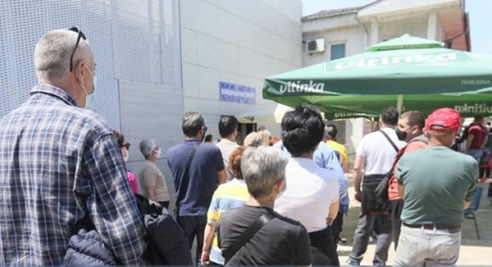 Dugi redovi ispred Velesajma: Velika zainteresovanost za vakcinaciju bez zakazivanja