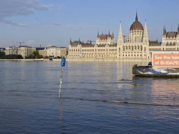 Dunav se izlio u Budimpešti, voda stigla do zgrade Parlamenta