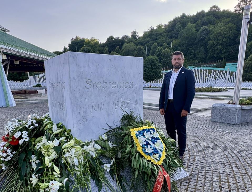 Duraković: I opet sami, u tišini bijelih nišana...