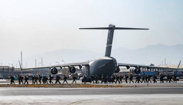 Dva aviona s evakuiranim Afganistancima sletjela u Albaniju