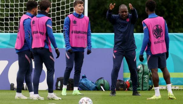 Dva igrača Engleske u izolaciji nakon kontakta s Gilmourom